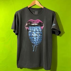 Nike Black and Pink Graphic Men's T-Shirt